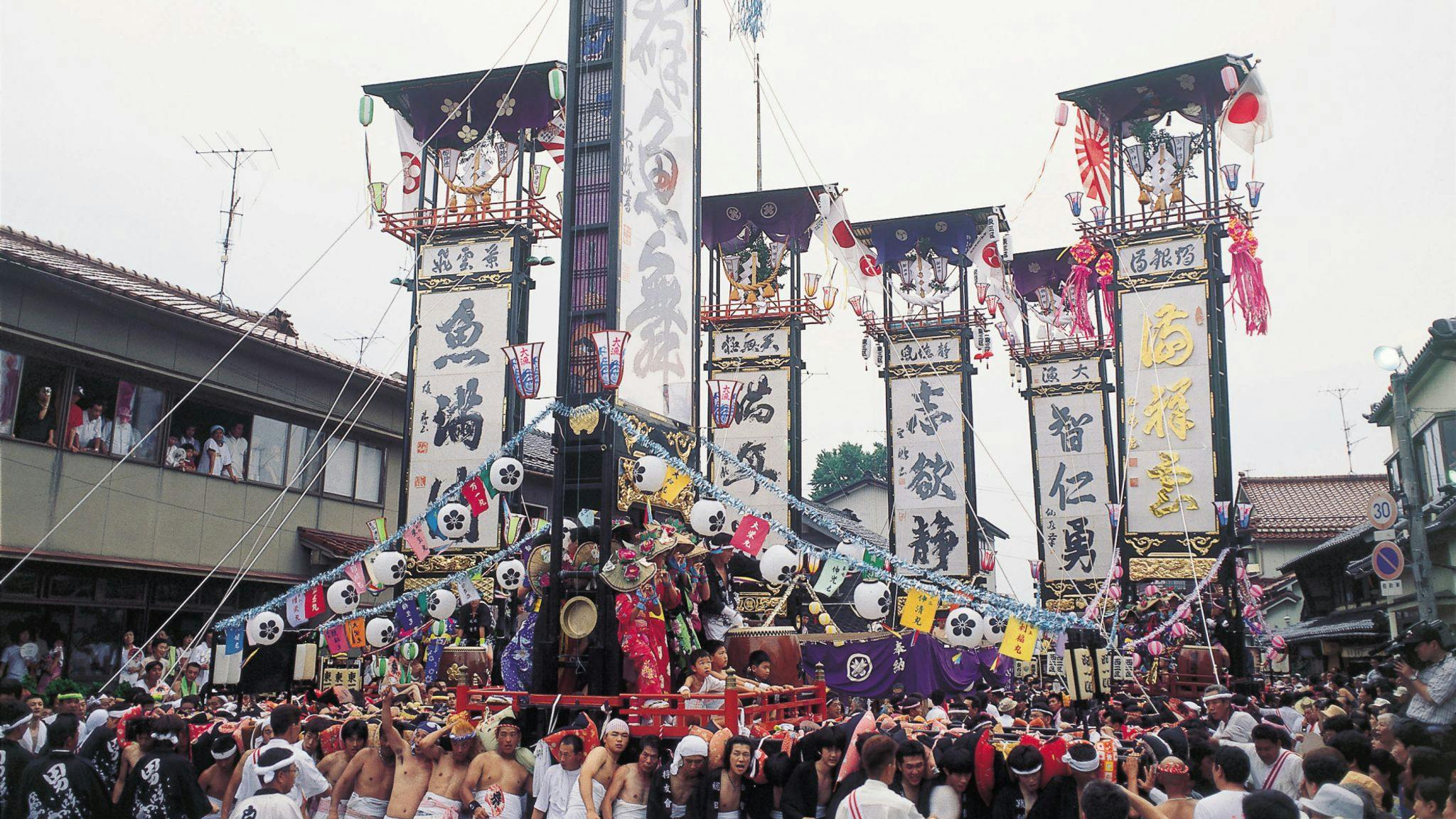 Floats at the Issaki Hoto Festival